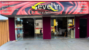 Fachada da loja da Evelin Tecidos e Aviamentos em Nova Rezende/MG, especializada em materiais para confecção de lingerie.