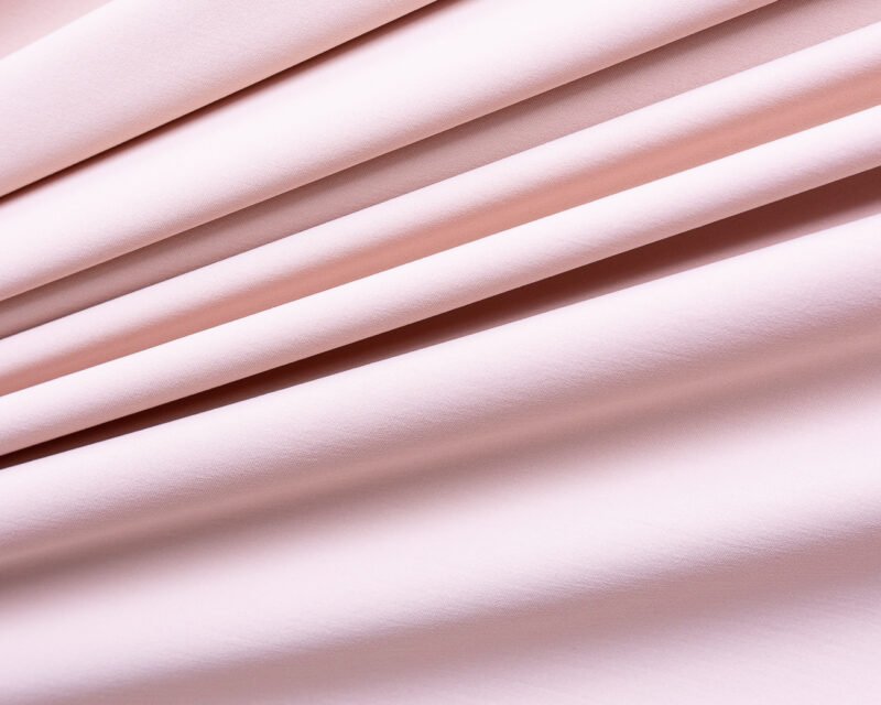 Rolo de tecido de microfibra Ramatex na cor base, com toque suave e acabamento fosco, ideal para a fabricação de lingerie, moda íntima e peças confortáveis.