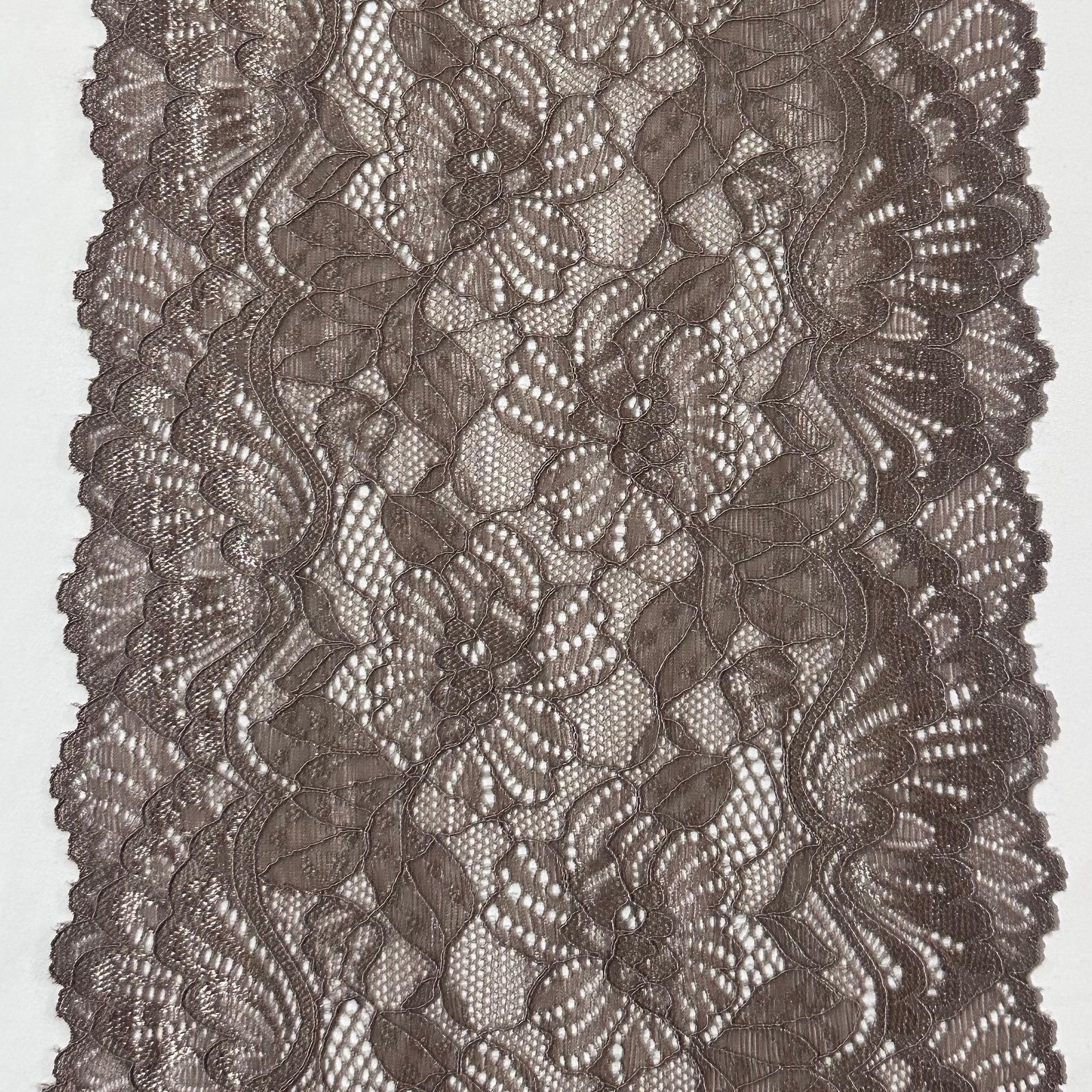 Renda EVELIN 113 cor castanho, ideal para lingeries neutras e sofisticadas.