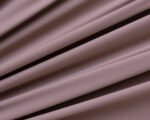Rolo de tecido de microfibra Ramatex na cor chocolate, com toque suave e acabamento fosco, ideal para a fabricação de lingerie, moda íntima e peças confortáveis.