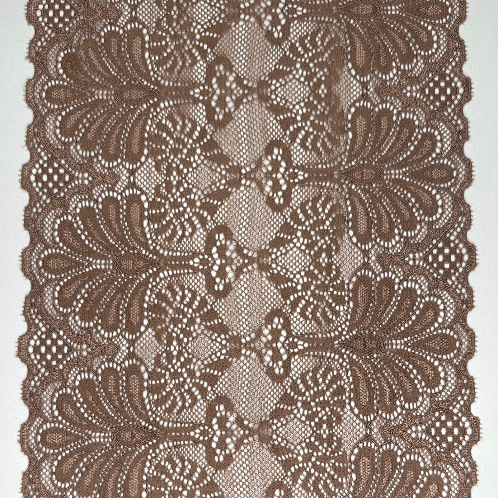 Renda Delicate 192 castanho com padrão neutro.