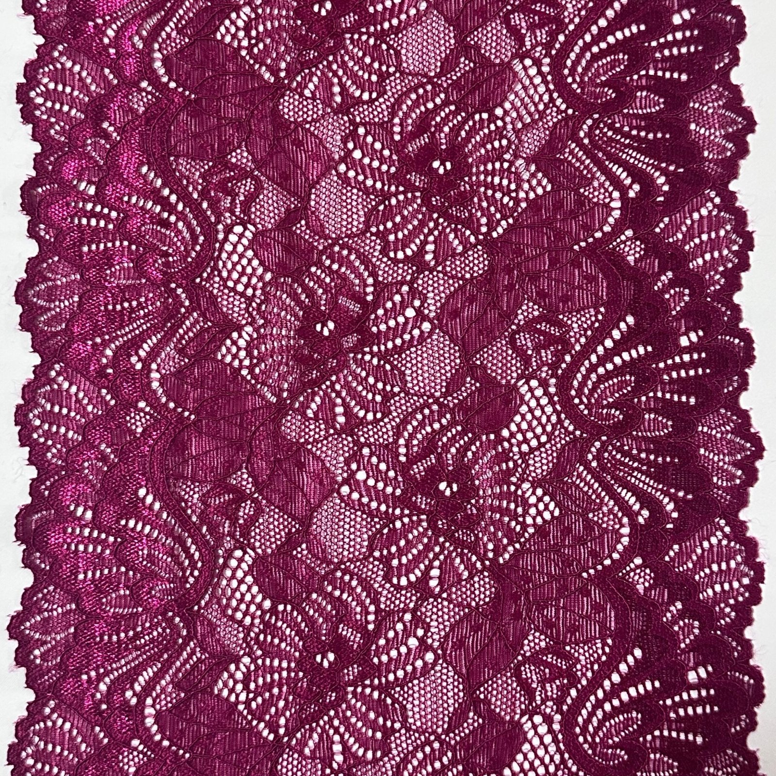 Renda Desejo 113 para lingerie da Evelin Tecidos e Aviamentos, com desenho sofisticado e acabamento ideal para confecção de peças íntimas.