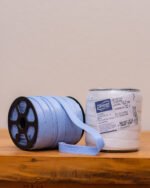 Rolo de elástico Cactus com 13mm de largura e textura em relevo, em uma cor neutra, ideal para a fabricação de lingerie.