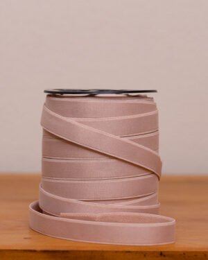 Rolo de elástico Cactus na cor base (bege claro ou nude), com 13mm de largura e textura em relevo, ideal para a fabricação de lingerie.