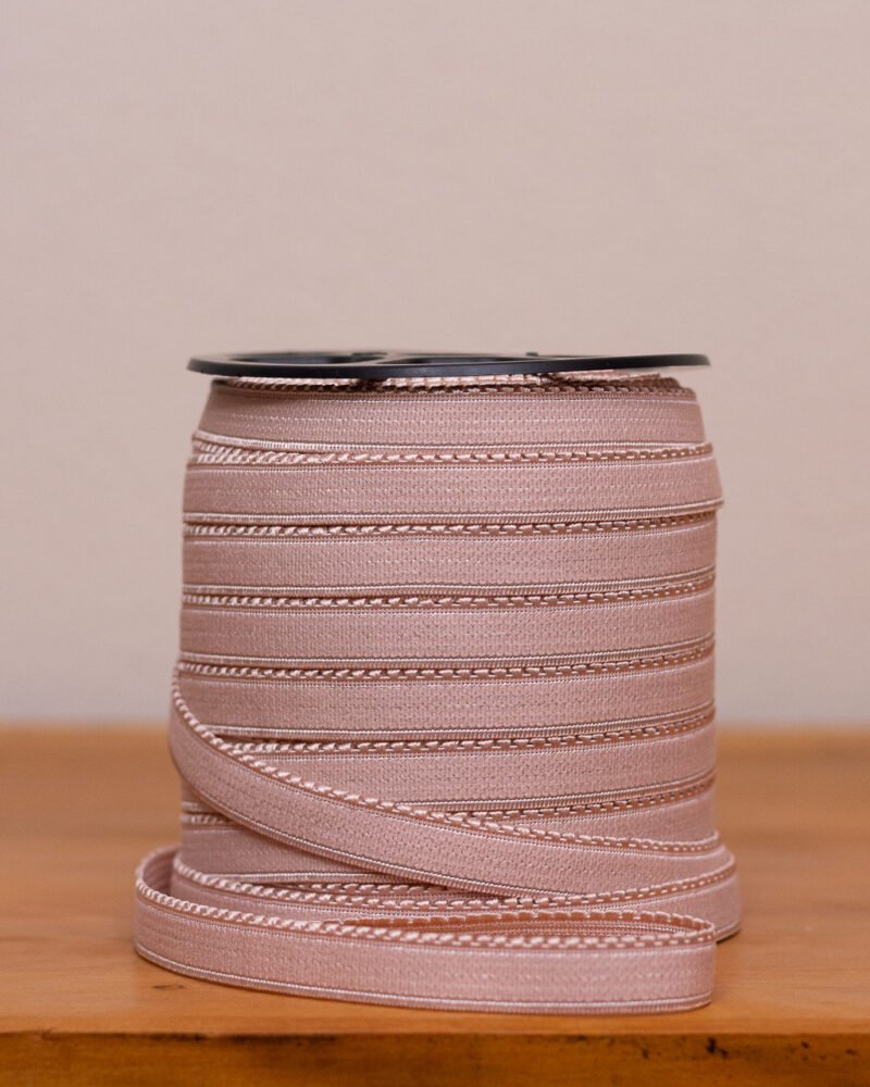 Elástico de Bico Primavera 12 na cor base, ideal para acabamento de lingerie e moda íntima.