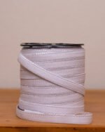 Elástico Primavera 12 – Cor Branco Elástico de Bico Primavera 12 na cor branco, ideal para acabamento em peças íntimas.