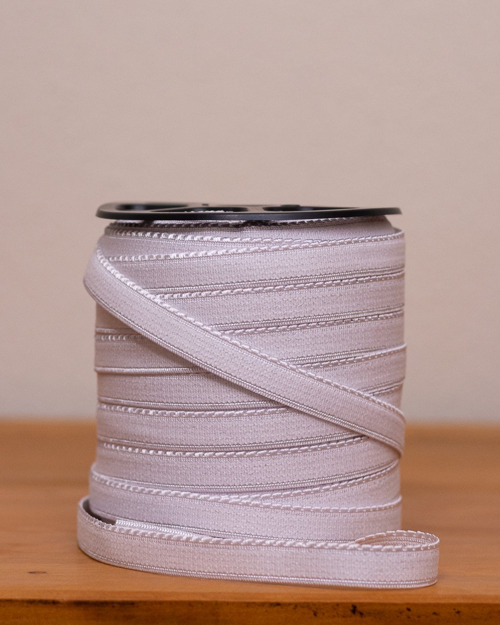 Elástico de Bico Primavera 12 na cor branco, ideal para acabamento em peças íntimas.