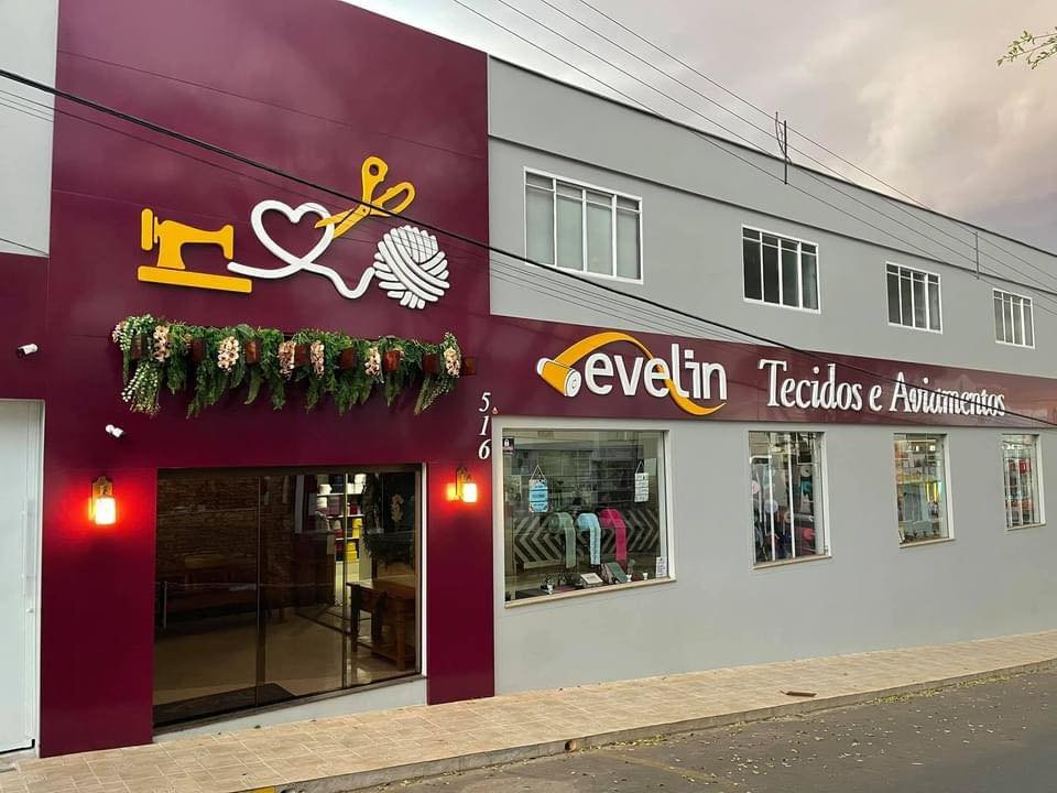 Imagem da fachada ou interior da loja matriz da Evelin Tecidos e Aviamentos em Juruaia, Minas Gerais, com produtos para lingerie visíveis, transmitindo um ambiente profissional e acolhedor para fabricantes e faccionistas.