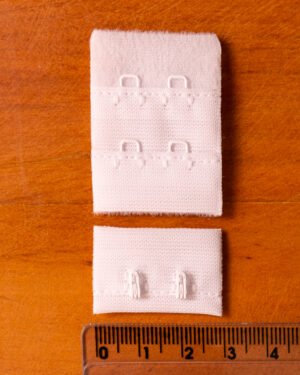 Fecho colchete duplo para sutiã 30mm — ideal para lingeries leves com acabamento confortável e seguro.
