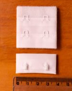Fecho colchete duplo para sutiã 40mm — versátil e resistente, ideal para peças de médio suporte.