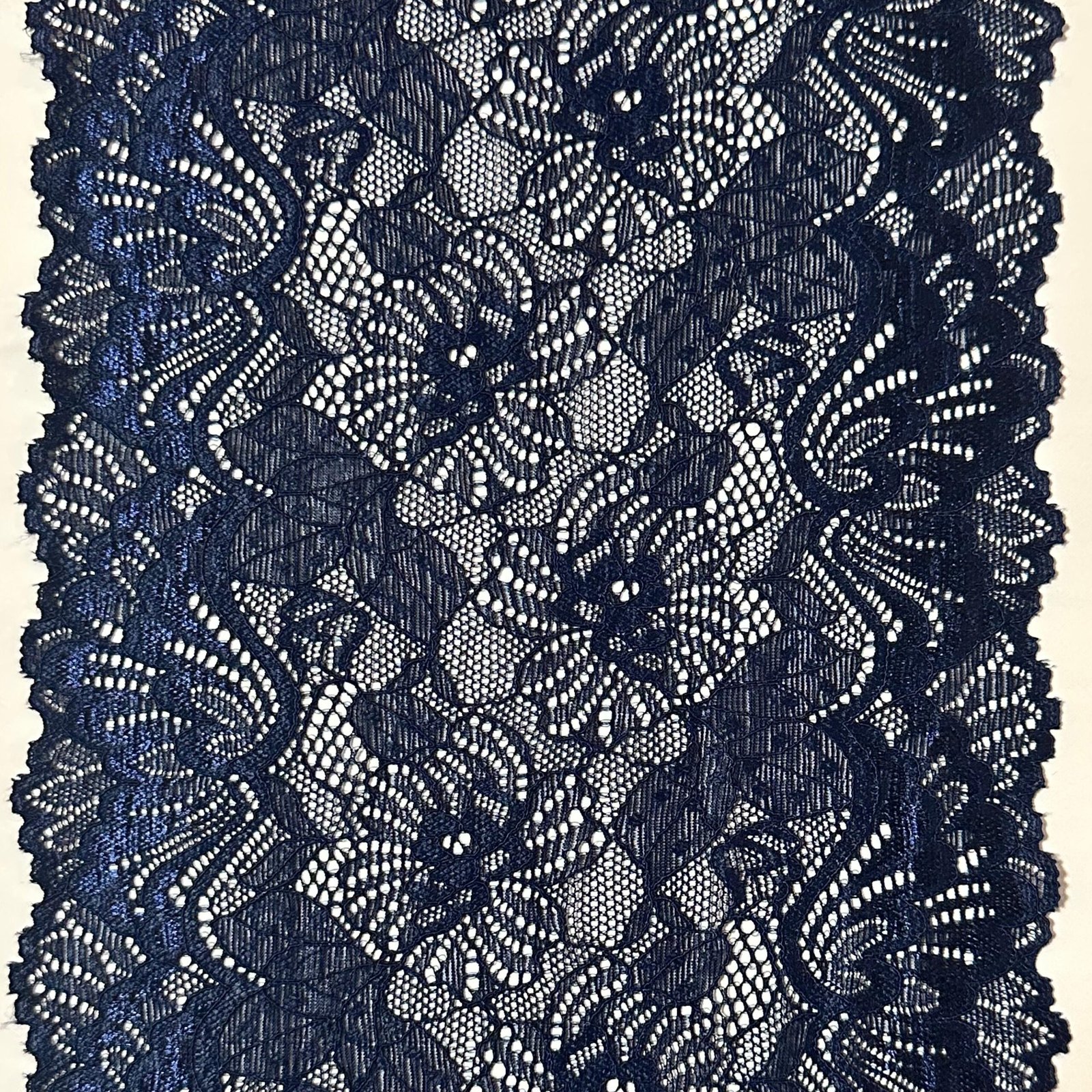 Renda Marinho 113 para lingerie da Evelin Tecidos e Aviamentos, com desenho elegante e acabamento ideal para confecção de peças íntimas.