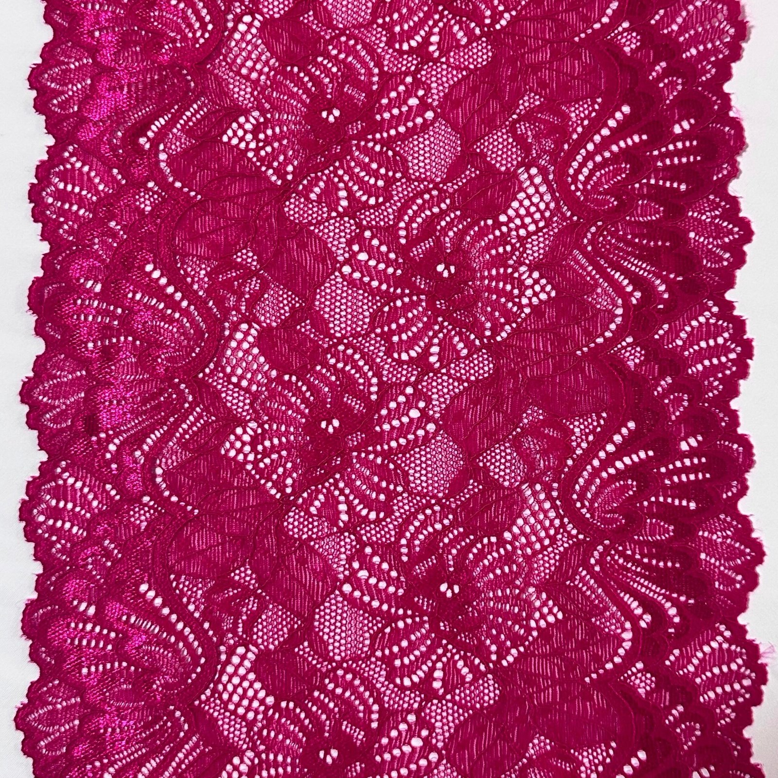 Renda Pink 113 para lingerie da Evelin Tecidos e Aviamentos, com desenho delicado e acabamento ideal para confecção de peças íntimas.