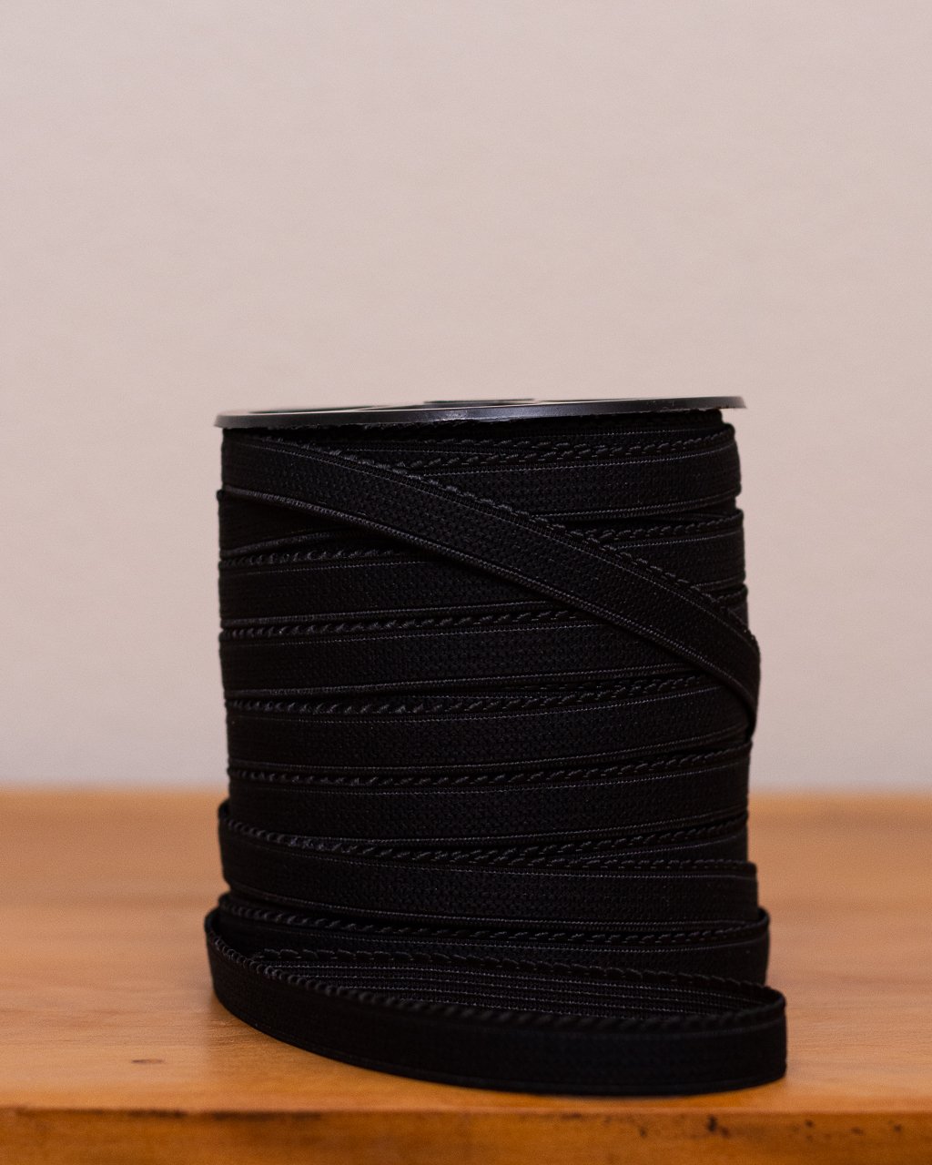 Rolo de elástico de bico preto, detalhe delicado, para confecção de lingerie, Evelin Tecidos
