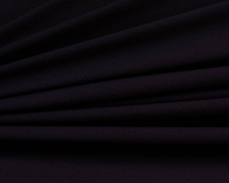 Rolo de tecido de microfibra Ramatex na cor preta, com toque suave e acabamento fosco, ideal para a fabricação de lingerie, moda íntima e peças confortáveis.