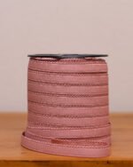 Elástico de Bico Primavera | Cor Romance | Para Lingerie | Evelin Tecidos Rolo de elástico de bico na cor rosa romance, com detalhes de trama, para confecção de lingerie, Evelin Tecidos