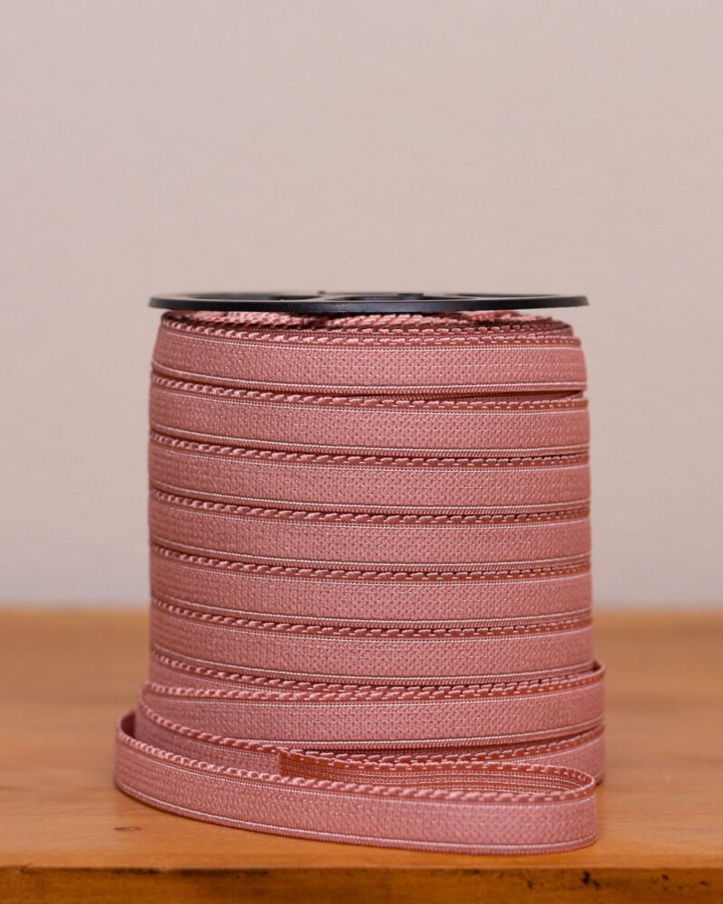 Rolo de elástico de bico na cor rosa romance, com detalhes de trama, para confecção de lingerie, Evelin Tecidos