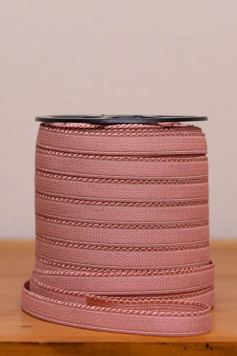 Rolo de elástico de bico na cor rosa romance, com detalhes de trama, para confecção de lingerie, Evelin Tecidos