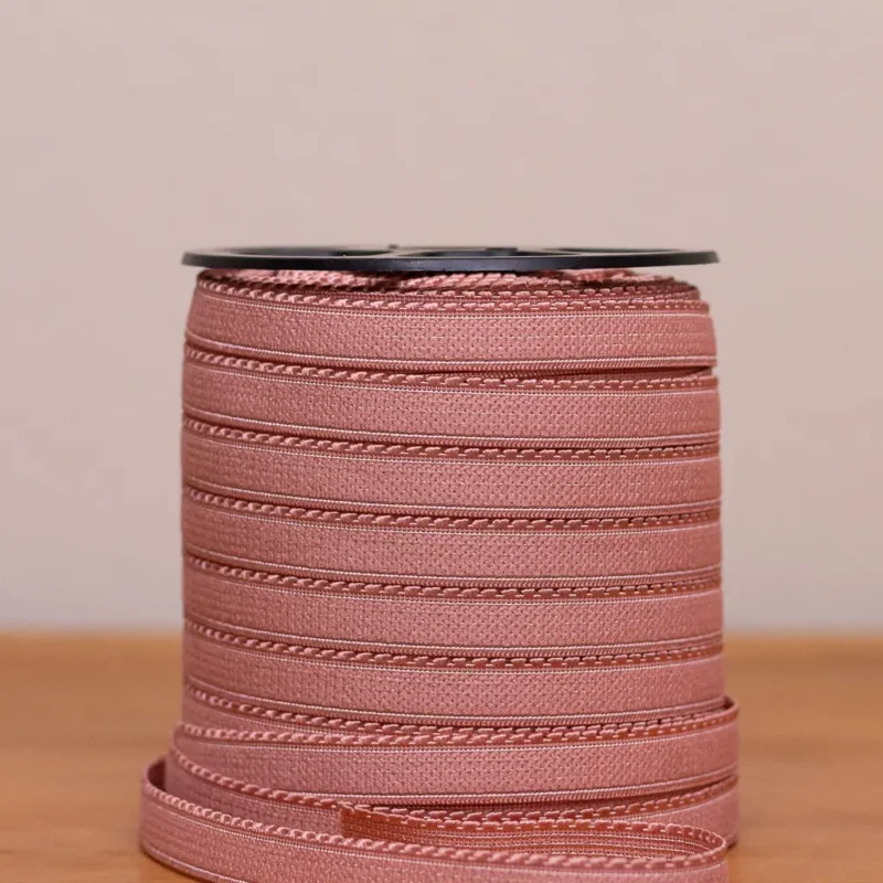 Rolo de elástico de bico na cor rosa romance, com detalhes de trama, para confecção de lingerie, Evelin Tecidos