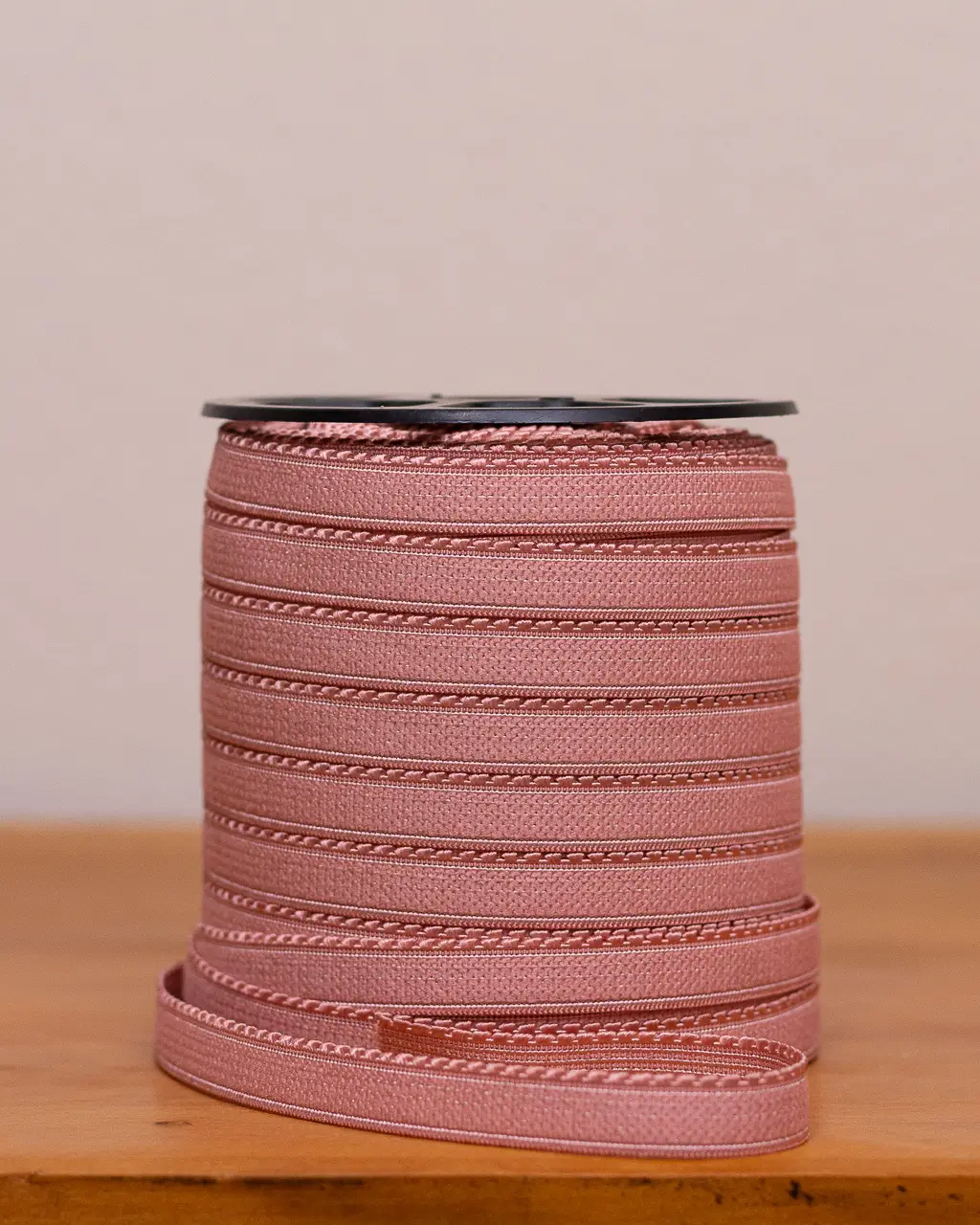 Rolo de elástico de bico na cor rosa romance, com detalhes de trama, para confecção de lingerie, Evelin Tecidos