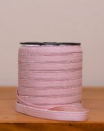 Elástico de Bico Primavera | Cor Rosa BB | Para Lingerie | Evelin Tecidos Rolo de elástico de bico na cor rosa bebê, com detalhes de costura, para confecção de lingerie, Evelin Tecidos