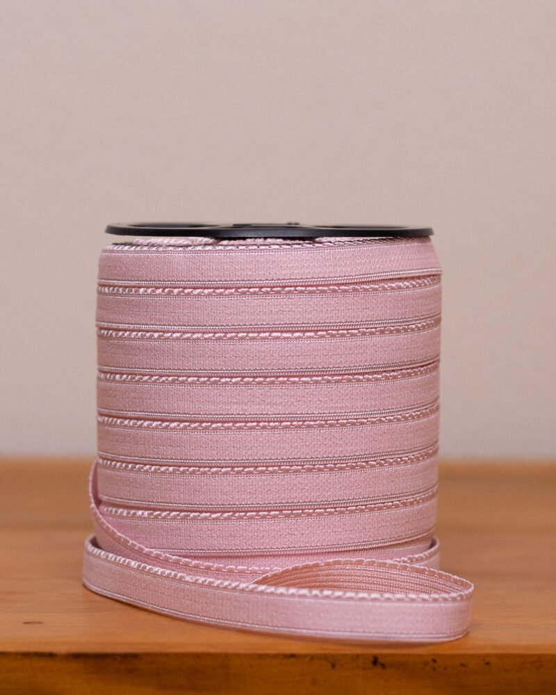 Rolo de elástico de bico na cor rosa bebê, com detalhes de costura, para confecção de lingerie, Evelin Tecidos