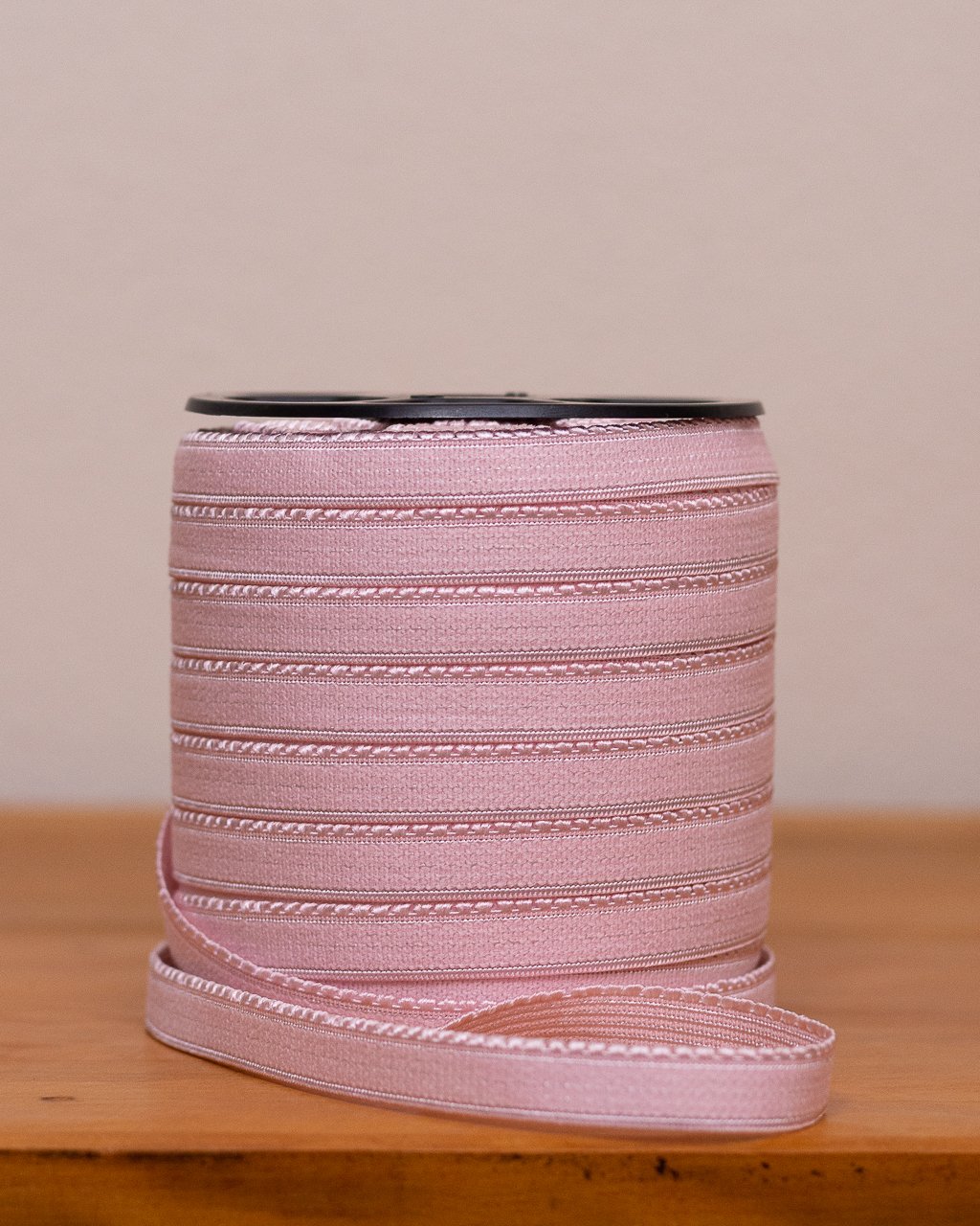 Rolo de elástico de bico na cor rosa bebê, com detalhes de costura, para confecção de lingerie, Evelin Tecidos