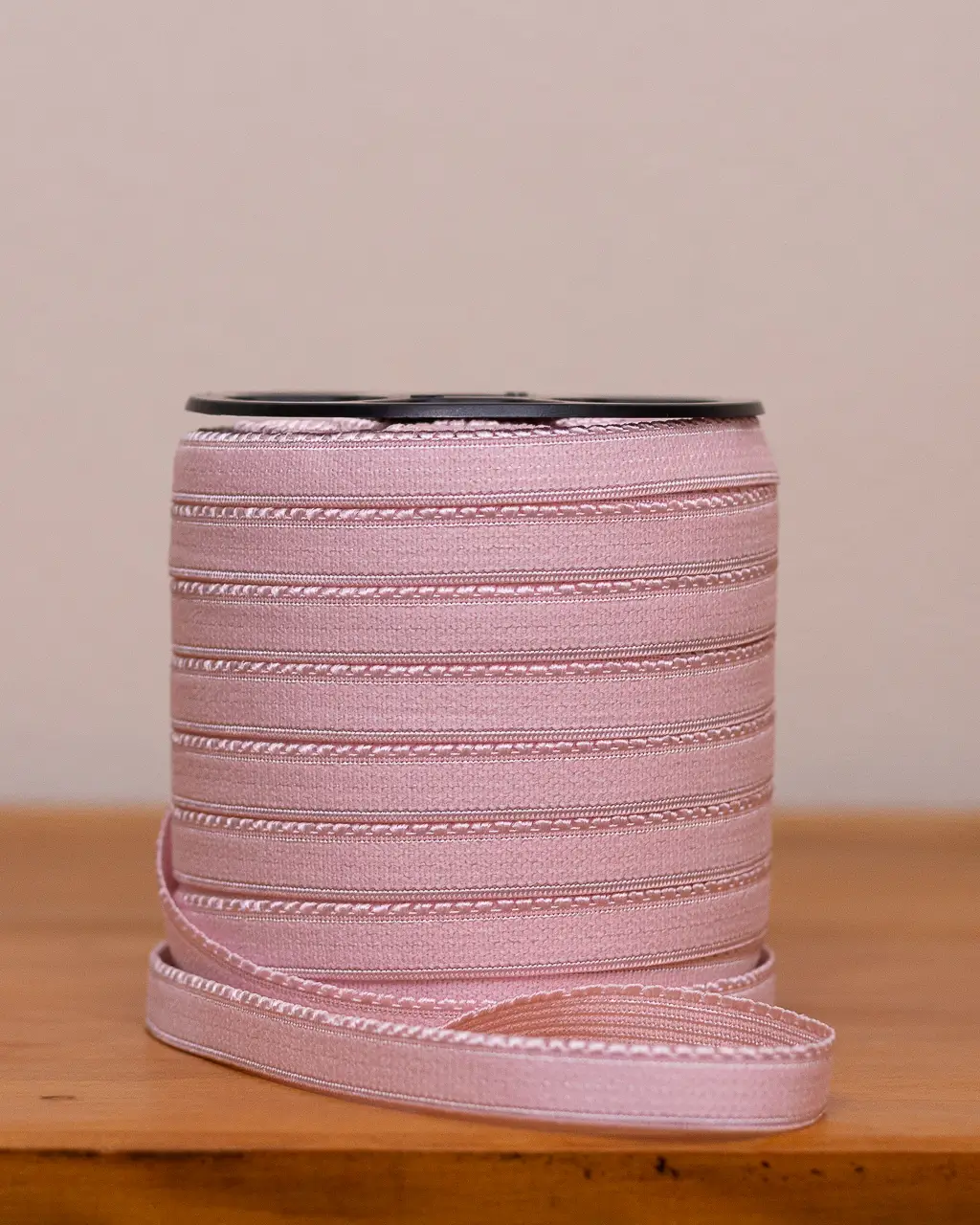 Rolo de elástico de bico na cor rosa bebê, com detalhes de costura, para confecção de lingerie, Evelin Tecidos