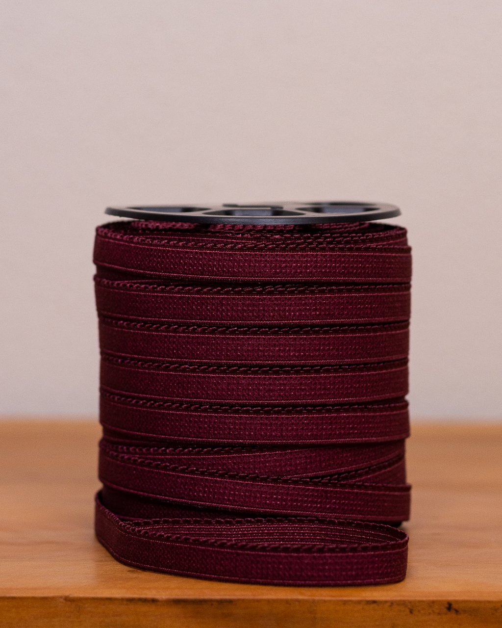 Rolo de elástico de bico na cor sensuale (nude ou tom de pele), com detalhe de trama, para confecção de lingerie, Evelin Tecidos