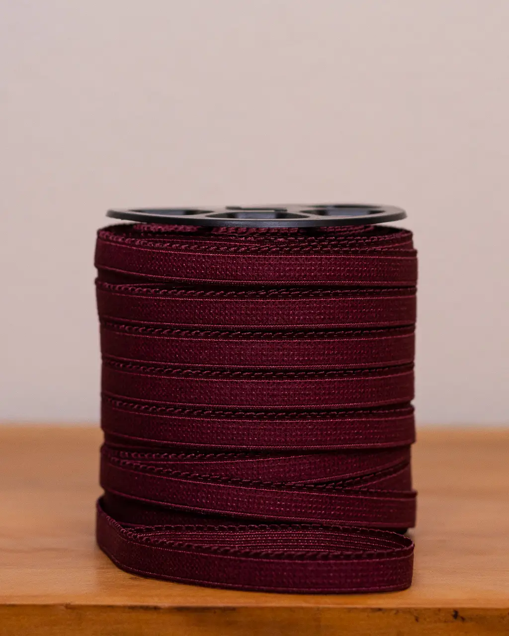 Rolo de elástico de bico na cor sensuale (nude ou tom de pele), com detalhe de trama, para confecção de lingerie, Evelin Tecidos