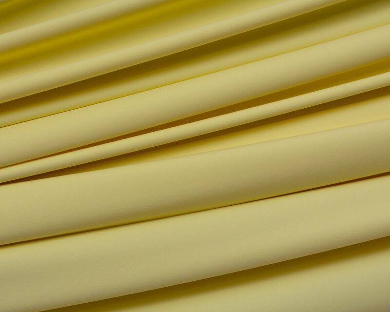 Rolo de tecido de microfibra Ramatex na cor sunkisses, com toque suave e acabamento fosco, ideal para a fabricação de lingerie, moda íntima e peças confortáveis.