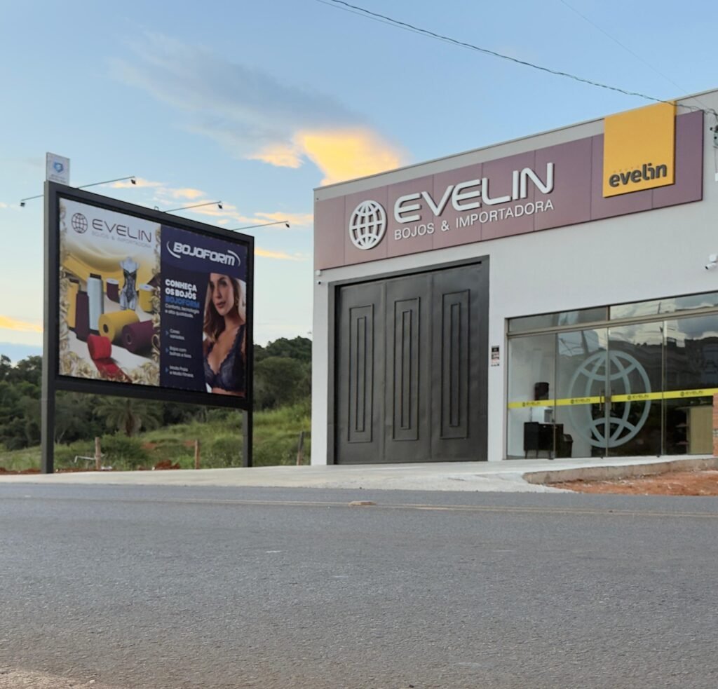 Imagem do interior da loja de bojos da Evelin Tecidos em Juruaia, Minas Gerais, mostrando prateleiras organizadas com grande variedade de bojos de sutiã de diferentes cores, tamanhos e formatos, transmitindo especialização e organização.