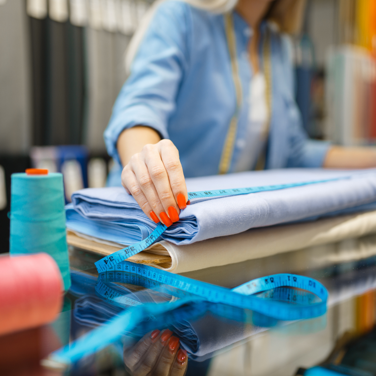 Imagem mostrando uma grande variedade de aviamentos para lingerie da Evelin Tecidos, incluindo elásticos, rendas, fitas, fechos, reguladores, bojos e outros acessórios, organizados de forma atraente e profissional.