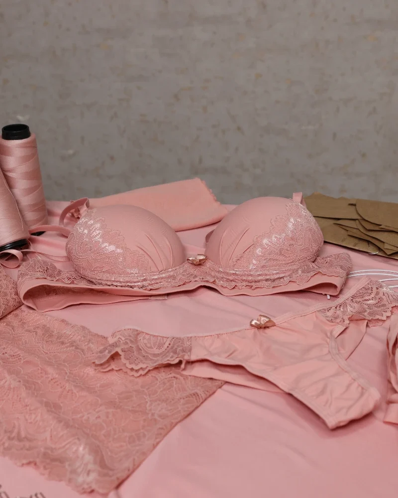 Kit Tulipa da Evelin Tecidos e Aviamentos para lingerie, com rendas, elásticos e aviamentos para confecção completa.