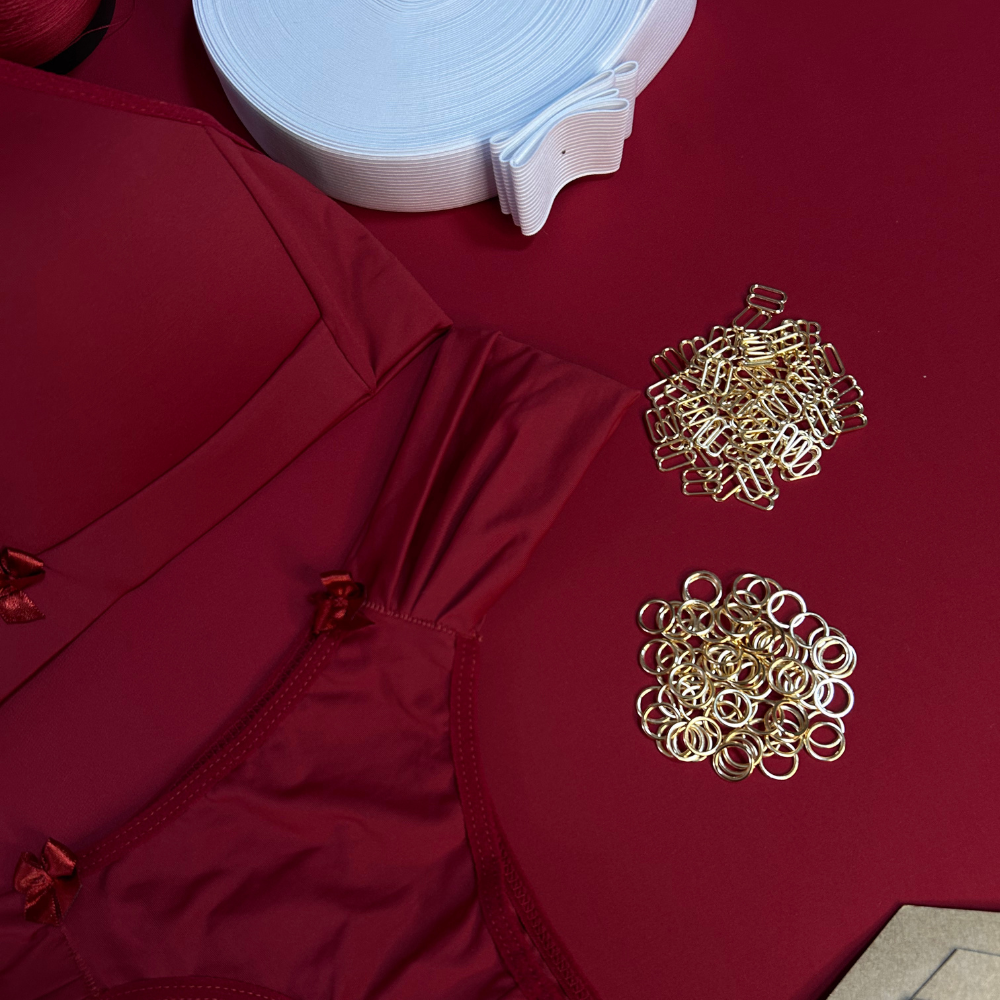 Kit Lírio da Evelin Tecidos e Aviamentos para lingerie, com rendas, elásticos e aviamentos de qualidade.