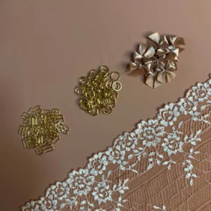 Kit Orquídea da Evelin Tecidos e Aviamentos para lingerie, com rendas, elásticos e aviamentos exclusivos.