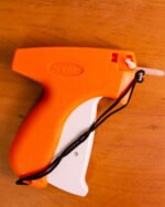 Aplicador de tag manual para colocar pinos de identificação em roupas e tecidos.