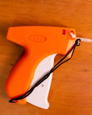 Aplicador de tag manual para colocar pinos de identificação em roupas e tecidos.