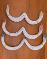 Imagem de um arco inteiro de metal para sutiã, em formato clássico e liso, destacando seu acabamento e a curvatura, pronto para ser inserido em peças de lingerie.