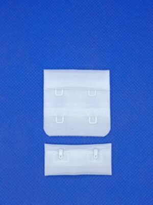 Fecho colchete duplo 30mm na cor Branco para lingerie, disponível na Evelin Tecidos e Aviamentos.