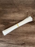 Tira de barbatana de plástico flexível com 30 centímetros de comprimento, utilizada para dar estrutura e sustentação em peças de lingerie, corsets e outros artigos de vestuário.