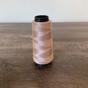 Linha Setta 2000J na cor Chocolate para costura de lingerie, ideal para acabamento resistente e profissional.