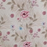 Microfibra Estampa Digital Floral Rosas e Folhas - Evelin Tecidos e Aviamentos Tecido Microfibra Estampa Digital floral com peônias rosas, flores azuis e folhagens marrons sobre fundo creme, da Evelin Tecidos e Aviamentos.