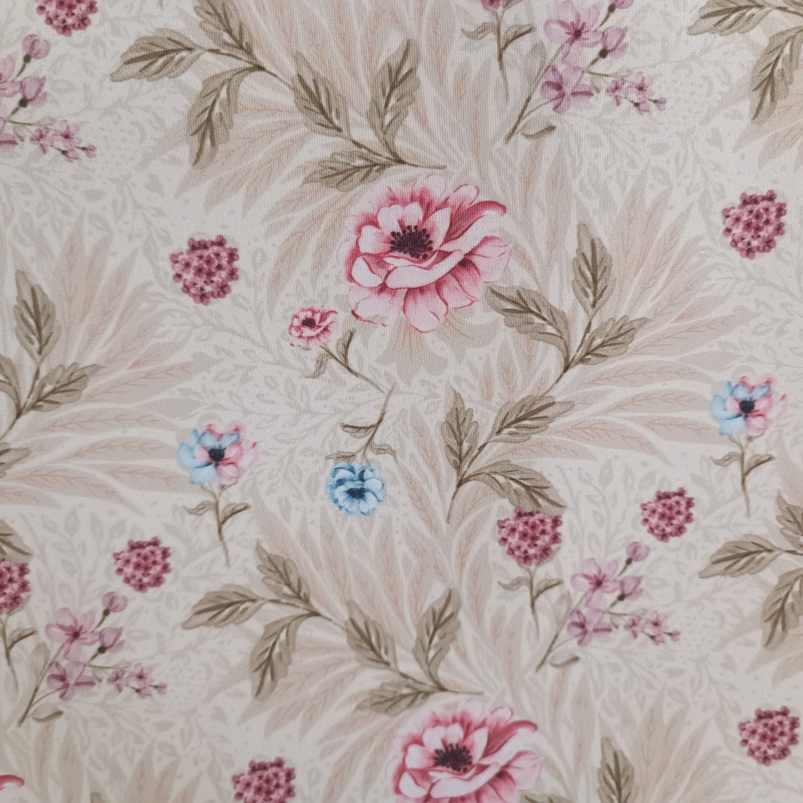 Tecido Microfibra Estampa Digital floral com peônias rosas, flores azuis e folhagens marrons sobre fundo creme, da Evelin Tecidos e Aviamentos.