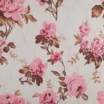 Tecido Microfibra Estampa Digital floral com rosas cor-de-rosa e folhagens marrons sobre fundo creme texturizado, da Evelin Tecidos e Aviamentos.