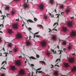 Microfibra Estampa Digital Flores Pink e Caules Escuros - Evelin Tecidos e Aviamentos Tecido Microfibra Estampa Digital floral com flores pink vibrantes e caules escuros sobre fundo branco, da Evelin Tecidos e Aviamentos.
