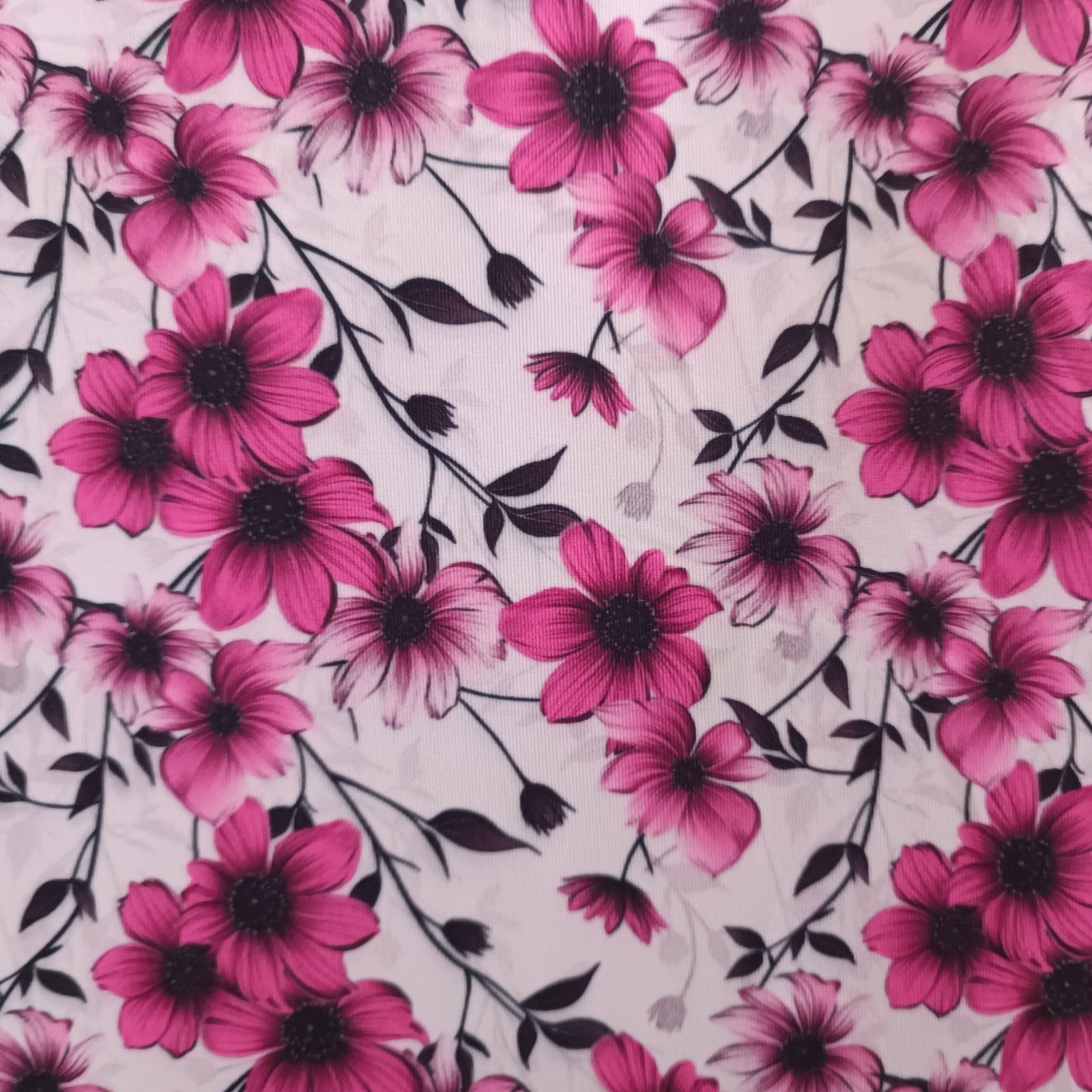 Tecido Microfibra Estampa Digital floral com flores pink vibrantes e caules escuros sobre fundo branco, da Evelin Tecidos e Aviamentos.