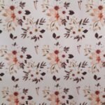 Microfibra Estampa Digital Buquês Rústicos Tons Terrosos - Evelin Tecidos e Aviamentos Tecido Microfibra Estampa Digital floral com buquês em tons de pêssego, marrom e folhagens escuras sobre fundo branco, da Evelin Tecidos e Aviamentos.