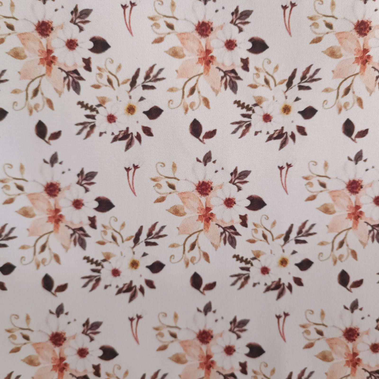 Tecido Microfibra Estampa Digital floral com buquês em tons de pêssego, marrom e folhagens escuras sobre fundo branco, da Evelin Tecidos e Aviamentos.