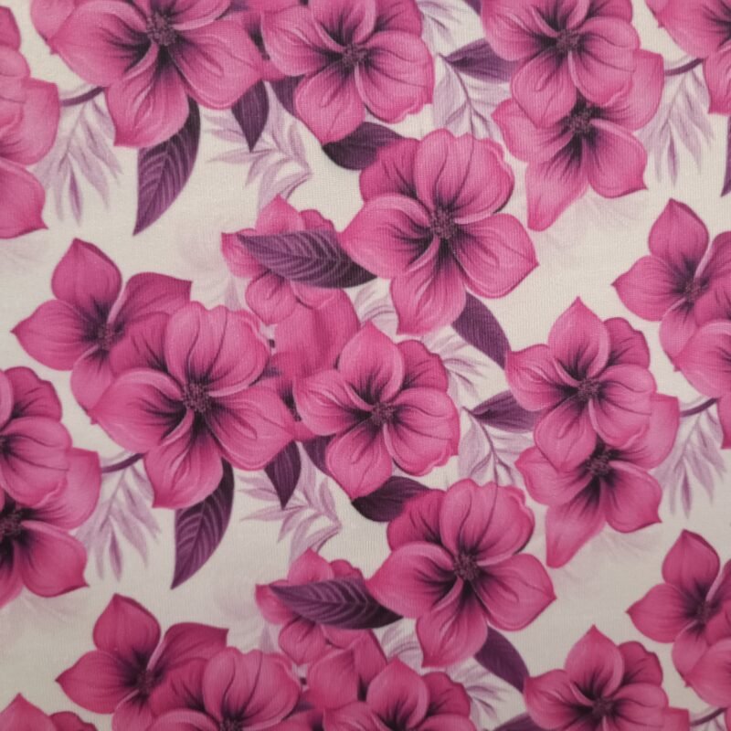 Tecido Microfibra Estampa Digital floral com flores magenta vibrantes e folhagens roxas sobre fundo branco, da Evelin Tecidos e Aviamentos.