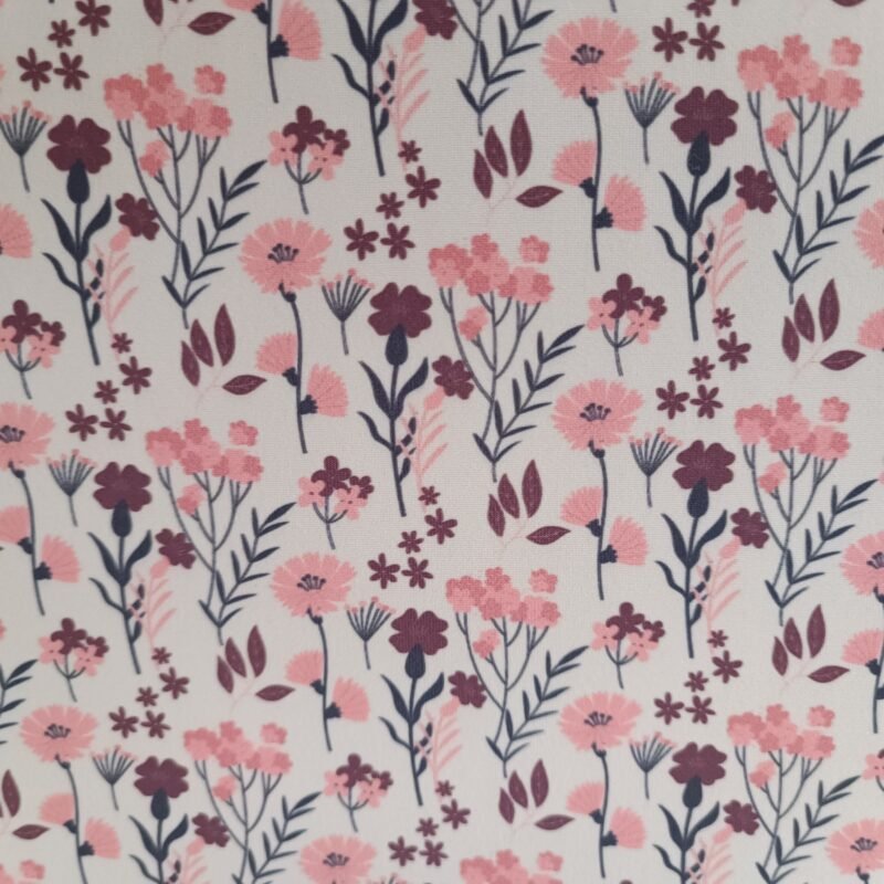 Tecido Microfibra Estampa Digital floral miúdo com flores rosa, folhagens escuras e pontinhos sobre fundo branco, da Evelin Tecidos e Aviamentos.